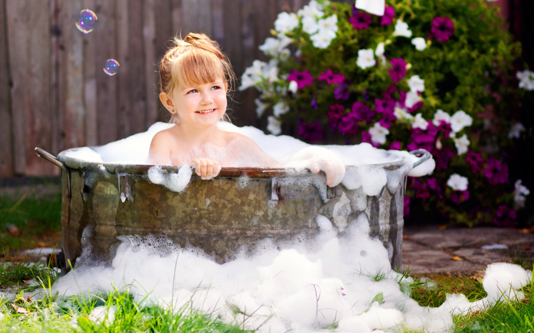 Купание в белом. Ребенок в пене. Девочка в саду. Ребенок в ванне с травами. Детская фотосессия в ванне с пеной.